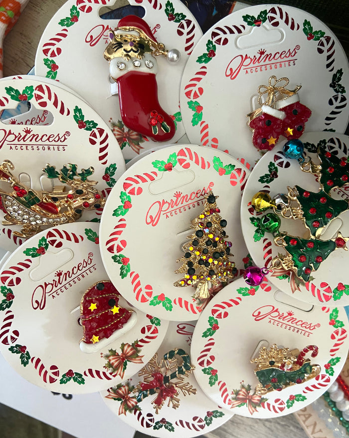 DEAL #32 Christmas Brooch - Deer Creek Mercantile