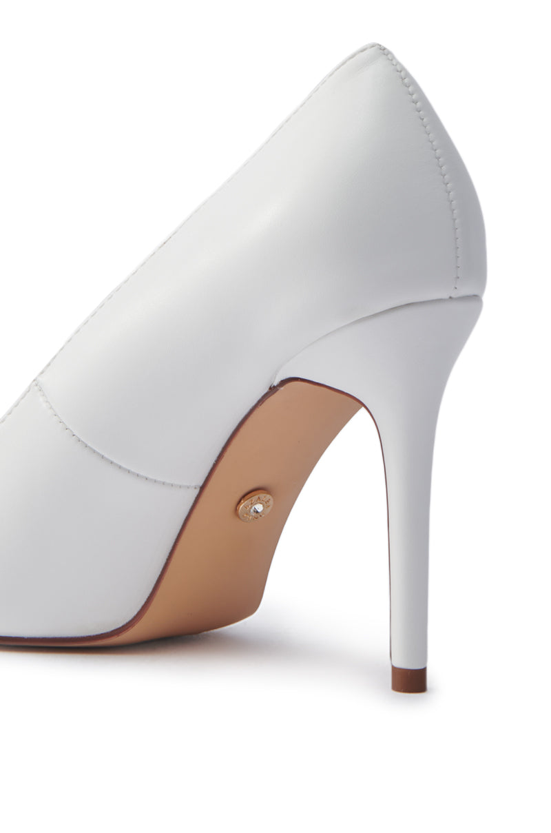 AKIRA GINNY WHITE PUMP