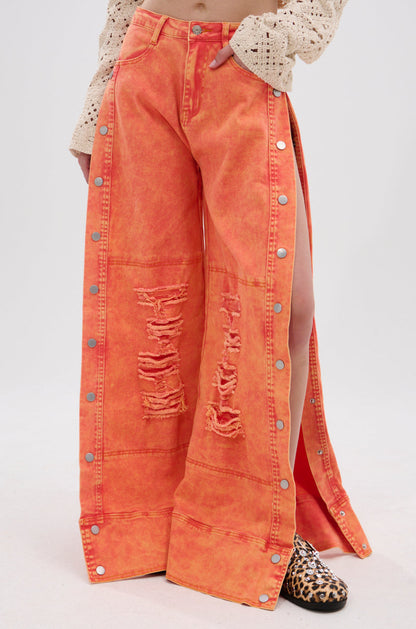ABOVE AVERAGE DISTRESSED SIDE SNAP JEANS