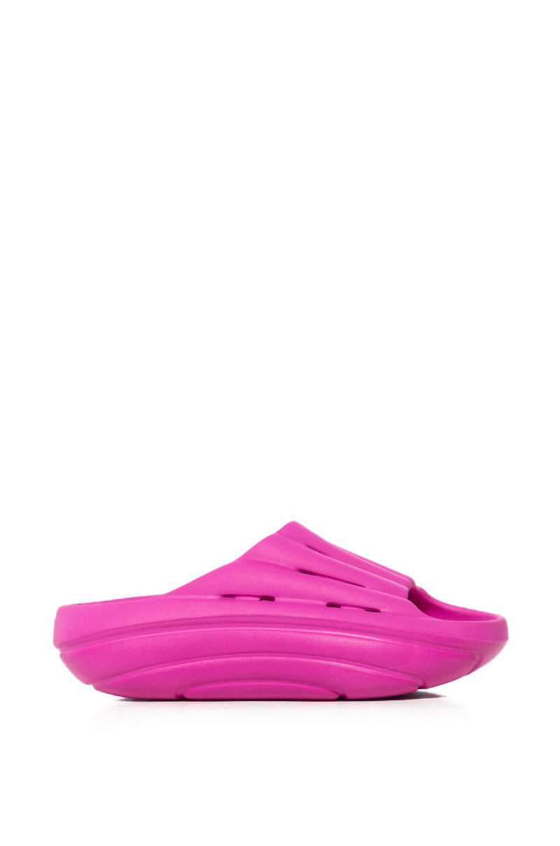 1136880 DRAGONFRUIT UGG SLIDE